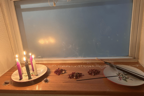 best crush spells with red candle and rose petals for love attraction