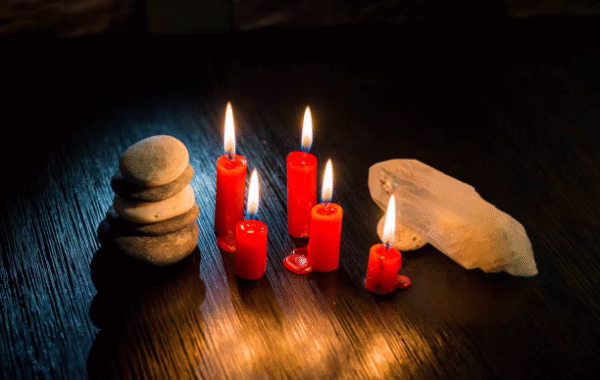 Red candles & rose quartz used in love spells that work fast in Dallas by Batha