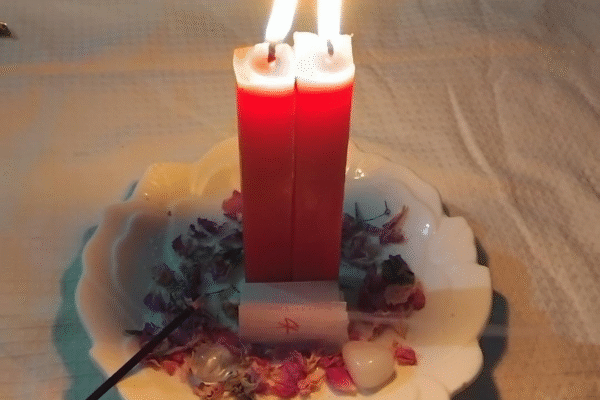 Spells that work fast in Canada with candles and rose petals during a ritual