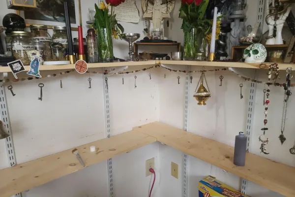 Love spells in New Jersey ritual with candles and rose petals